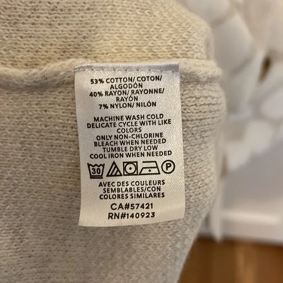 Ann Taylor Factory V-Neck Cream Leopard cotton blend cardigan. EUC - Picture 3 of 5